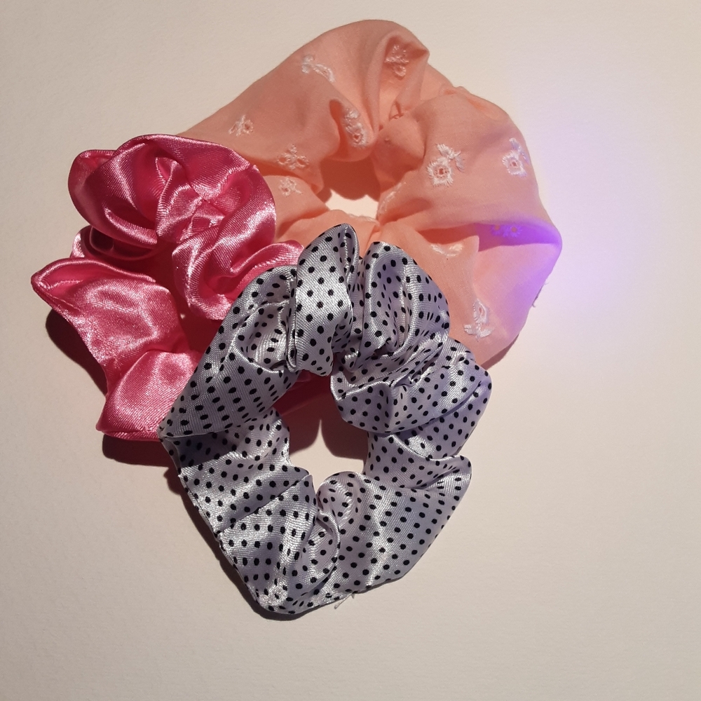 NWOT Scrunchie Set
